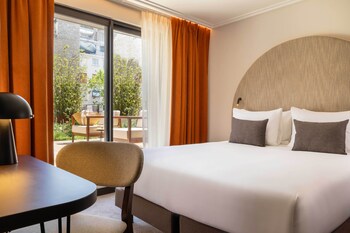 Klassieke tweepersoonskamer, balkon | Een kluis op de kamer, een bureau, geluiddichte muren, gratis wifi