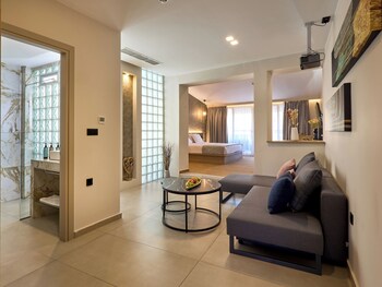 Ático, vistas a la ciudad | Zona de estar | Smart TV de 55 pulgadas con canales por satélite, Netflix