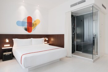 Ropa de cama de alta calidad y caja de seguridad en la habitación