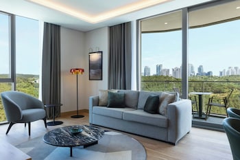 Premium bedding, in-room safe, desk, laptop workspace