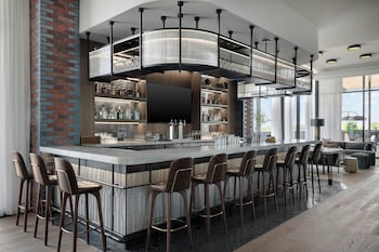 2 bars/lounges