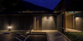 Separate bathtub and shower, spring water bathtub, hair dryer