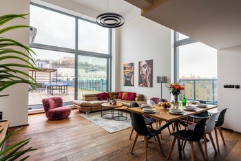 Appartement Confort, non-fumeur, vue sur la cour intérieure | Aire de séjour | Téléviseur à DEL de 50 po avec télévision par câble