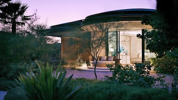 Selimut bulu angsa, minibar, brankas, dan meja kerja