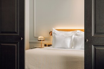 Serveert ontbijt, lunch, diner, lokale en internationale gerechten