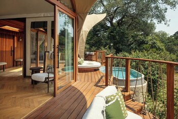 Suite, varias camas, vista al río | Ropa de cama de alta calidad y artículos del minibar gratis