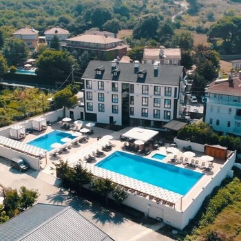 Sesongbasert utendørsbasseng og bassengtelt (inkludert)