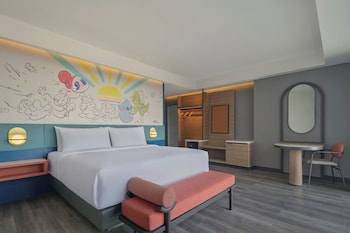 Deluxe Room, 2 Twin Beds, Non Smoking | In-room safe, desk, laptop workspace, blackout drapes