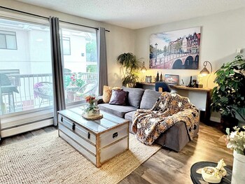 Condo Ville, cuisine, vue sur la cour intérieure | Aire de séjour | Téléviseur connecté, foyer, tablette électronique, Netflix