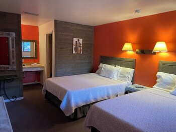 Deluxe Single Room | Soundproofing, free cribs/infant beds, free WiFi, bed sheets