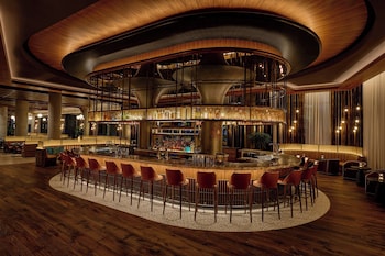 Serves lunch and dinner