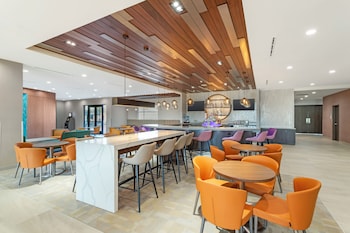 Vista frontal de la propiedad por la tarde o noche