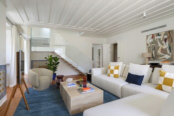 Een 50-inch flatscreentelevisie met kabelzenders