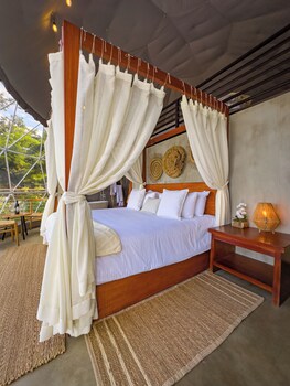 Premium bedding, in-room safe, free WiFi, bed sheets