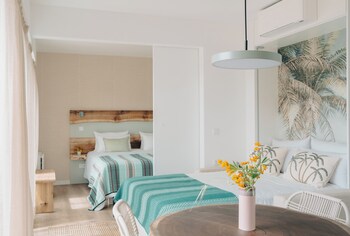 Una cabaña de madera moderna con vista a una colina boscosa.