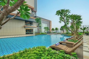 Junior Suite, 1 King Bed, Non Smoking | Premium bedding, in-room safe, desk, iron/ironing board