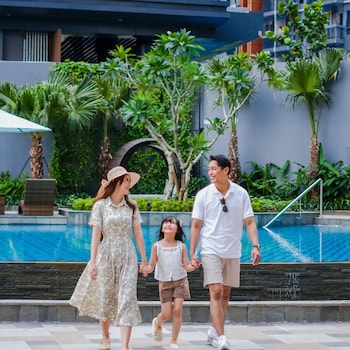 Junior Suite, 1 King Bed, Non Smoking | Premium bedding, in-room safe, desk, iron/ironing board