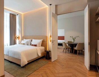 Superior | Allergitestet sengetøy, minibar, safe på rommet og skrivebord