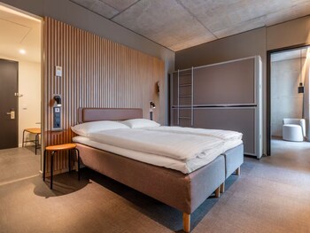 Habitació amb dos llits individuals empresarial | Roba de llit hipoal·lergògena, bressols gratuïts i roba de llit 