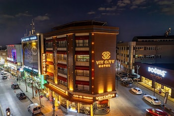 Deluxe Room, Private Bathroom, City View | Egyptian cotton sheets, premium bedding, memory foam beds, minibar