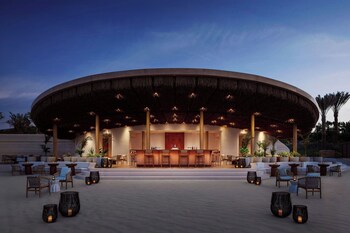 Alberca al aire libre y camas balinesas gratuitas 