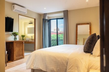 In-room safe, free WiFi, bed sheets