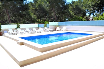 Piscine extérieure, parasols de plage, chaises longues