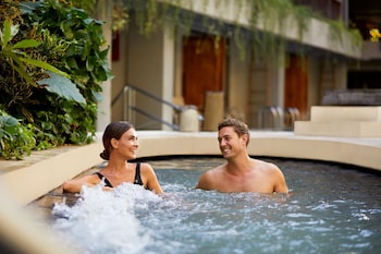 Serves lunch and dinner