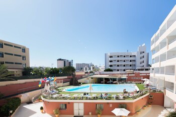 Alberca al aire libre y camastros