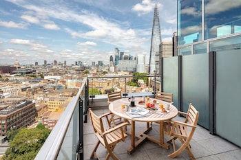 Penthouse | Desk, iron/ironing board, free WiFi, bed sheets