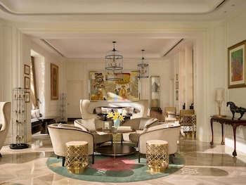 Udendørs pool, åben fra kl. 06.00 til kl. 20.00, liggestole