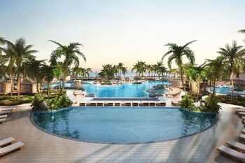 3 piscines extérieures, parasols, chaises longues