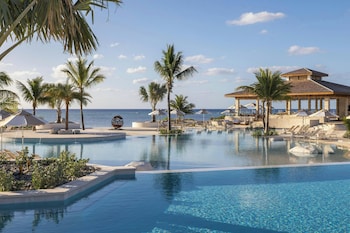 3 albercas al aire libre, sombrillas en la alberca y camastros