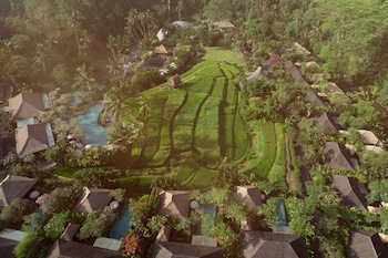 3 restaurants, breakfast, lunch, dinner served; international cuisine 