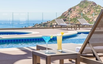 Piscina externa, funciona das 8h às 10h, guarda-sóis