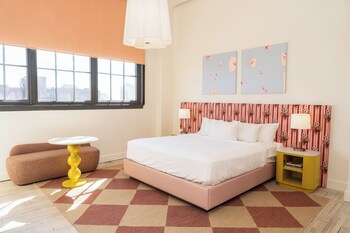 Vista frontal de la propiedad por la tarde o noche