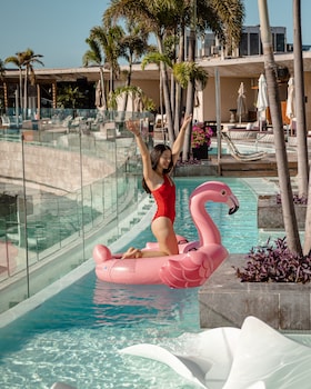 2 albercas al aire libre y camas balinesas (con cargo)