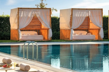 Piscine intérieure, piscine extérieure en saison, cabanas (supplément)