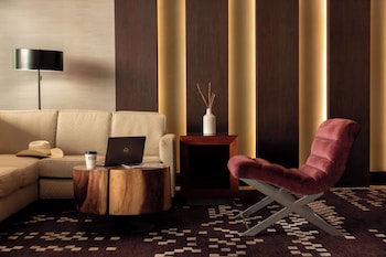 Piscine extérieure, accès possible de 8 h à 22 h, chaises longues