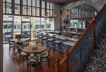 Alberca al aire libre, acceso de 08:00 a 22:00, y camastros