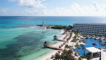 3 outdoor pools, pool loungers