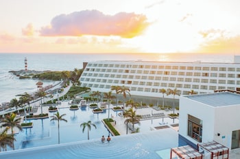 3 outdoor pools, sun loungers