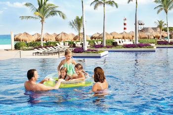 3 outdoor pools, pool loungers