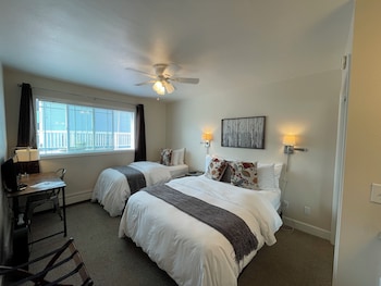 Private Apartment, 1 Bedroom, Full Kitchen, Unit 5, Arctic Fox Vacation Rentals | Living area | Smart TV