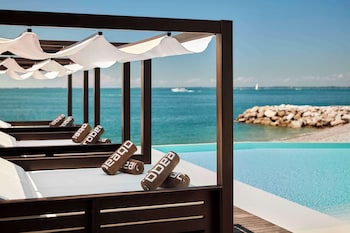 Plage privée, chaise longue, parasol, serviettes de plage
