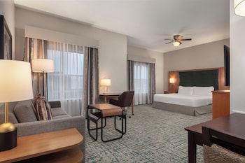 Piscine extérieure, chaises longues