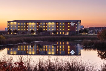 Piscine extérieure, chaises longues