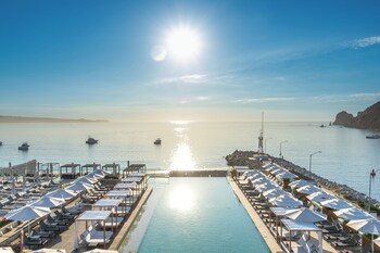 2 piscines extérieures, parasols de plage, chaises longues