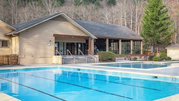 Indoor pool, 2 outdoor pools
