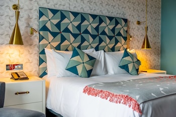 Breakfast, lunch, dinner served; British cuisine 